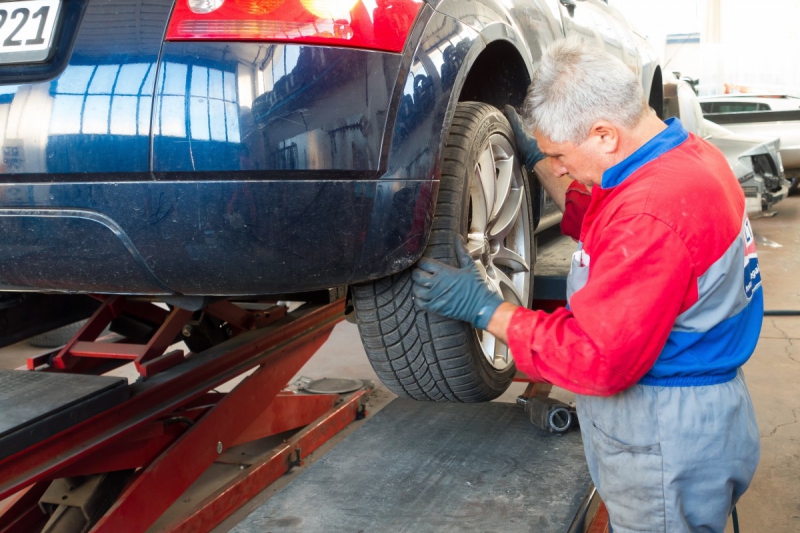 vitrine-SALLAGRIFFON-min_auto_repair_repair_lift_auto_mechanic_work_clothes_master_professional_man_of_the_fold-685629